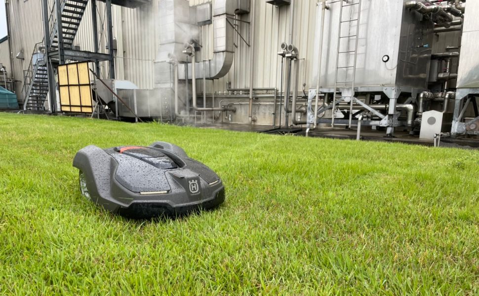 工場の芝生の手入れをするロボット芝刈機